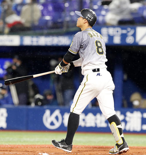 DeNA対阪神　6回表阪神無死、佐藤輝は右中間越え本塁打を放つ（撮影・加藤哉）