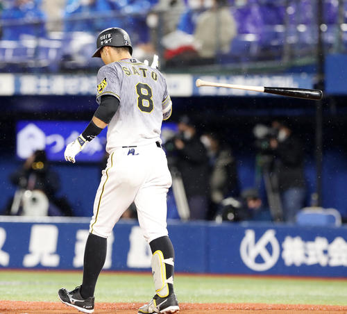 DeNA対阪神　6回表阪神無死、佐藤輝は右中間越え本塁打を放つ（撮影・加藤哉）