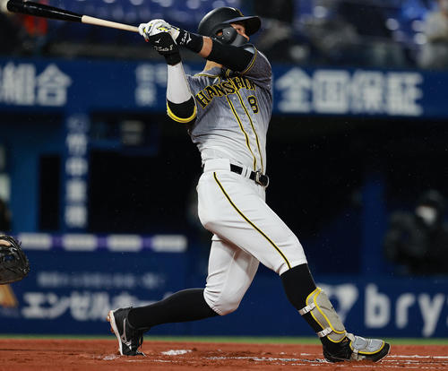 DeNA対阪神　6回表阪神無死、右越え本塁打を放つ佐藤輝（撮影・野上伸悟）