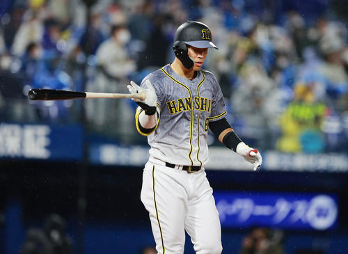 DeNA対阪神　6回表阪神無死、右越え本塁打を放つ佐藤輝（撮影・野上伸悟）