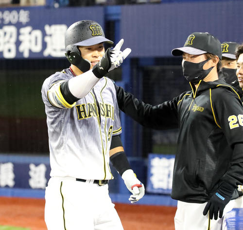DeNA対阪神　6回表阪神無死、佐藤輝は右中間越え本塁打を放ちZポーズを決める（撮影・加藤哉）