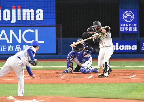 DeNA対阪神　1回表阪神1死三塁、大山は中犠飛を放つ。投手浜口（撮影・山崎安昭）