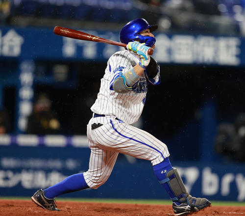 DeNA対阪神　7回裏DeNA2死一塁、右越え2点本塁打を放つ関根（撮影・野上伸悟）