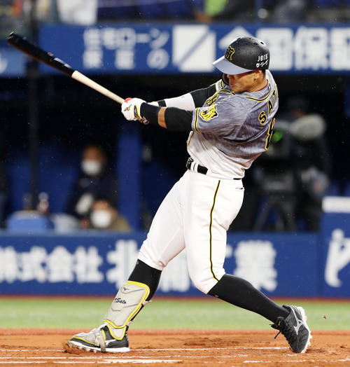 DeNA対阪神　1回表阪神2死一塁、佐藤輝は右前打を放つ（撮影・加藤哉）