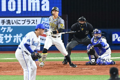 DeNA対阪神　3回表阪神1死一塁、佐藤輝は二ゴロを打って併殺を招く。投手浜口（撮影・山崎安昭）