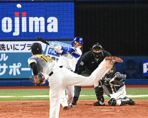 DeNA対阪神　3回裏DeNA1死満塁、佐野は右飛を打つ。投手藤浪（撮影・山崎安昭）