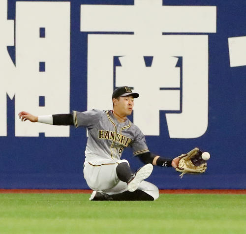 DeNA対阪神　4回裏DeNA1死満塁、佐藤輝は佐野の飛球をスライディングキャッチ（撮影・加藤哉）