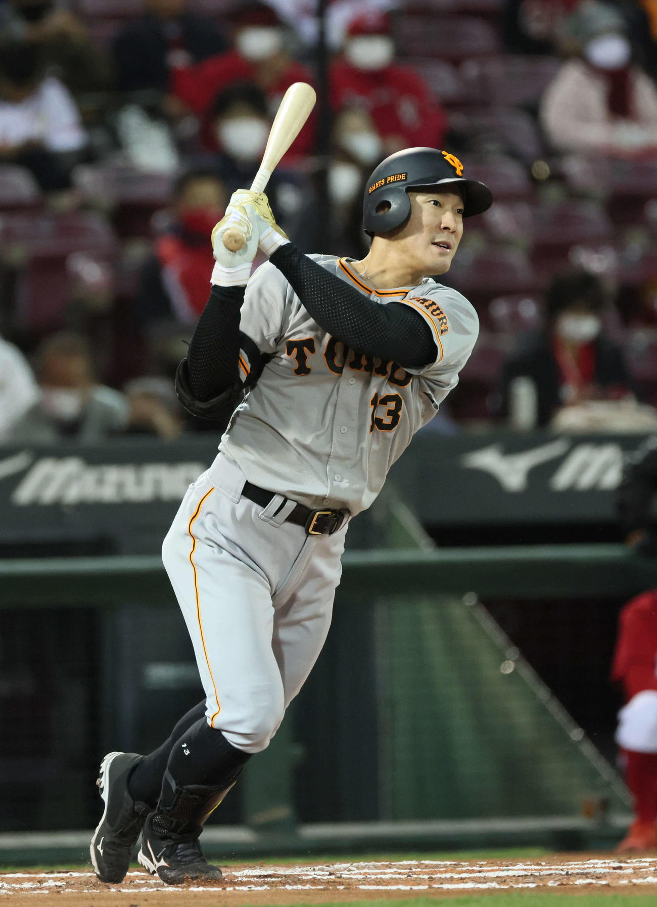プロ野球広島対巨人　6回表巨人無死一塁、梶谷隆幸は右前打を放つ（撮影・加藤孝規）