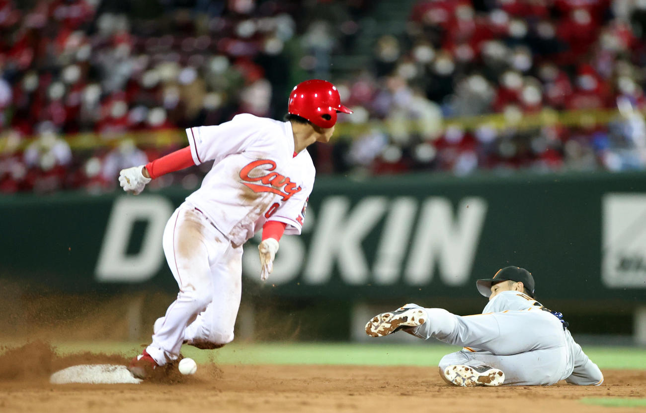 広島対巨人　6回裏広島1死一塁、炭谷の送球がそれ、二盗を決める曽根（左）。右は吉川（撮影・狩俣裕三）