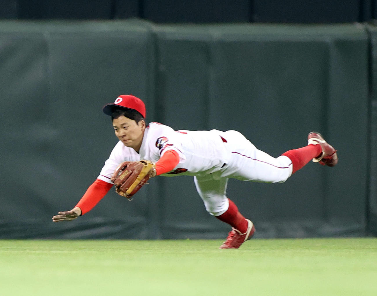 広島対巨人　8回表巨人無死一塁、大城の中飛を好捕する大盛（撮影・狩俣裕三）