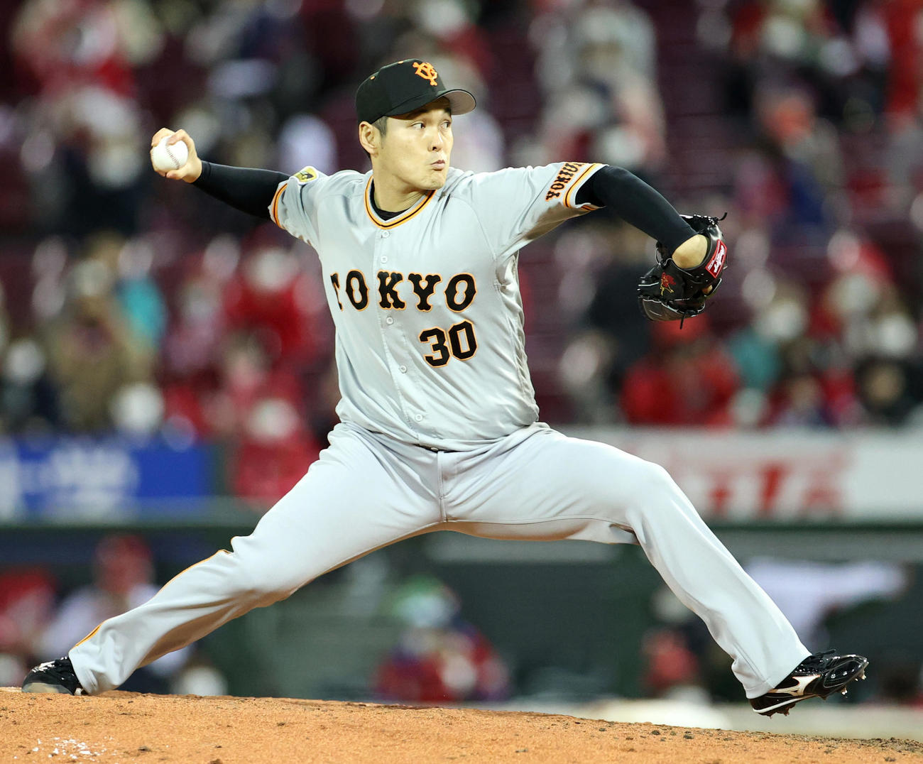 広島対巨人　8回裏途中から登板する鍵谷（撮影・狩俣裕三）