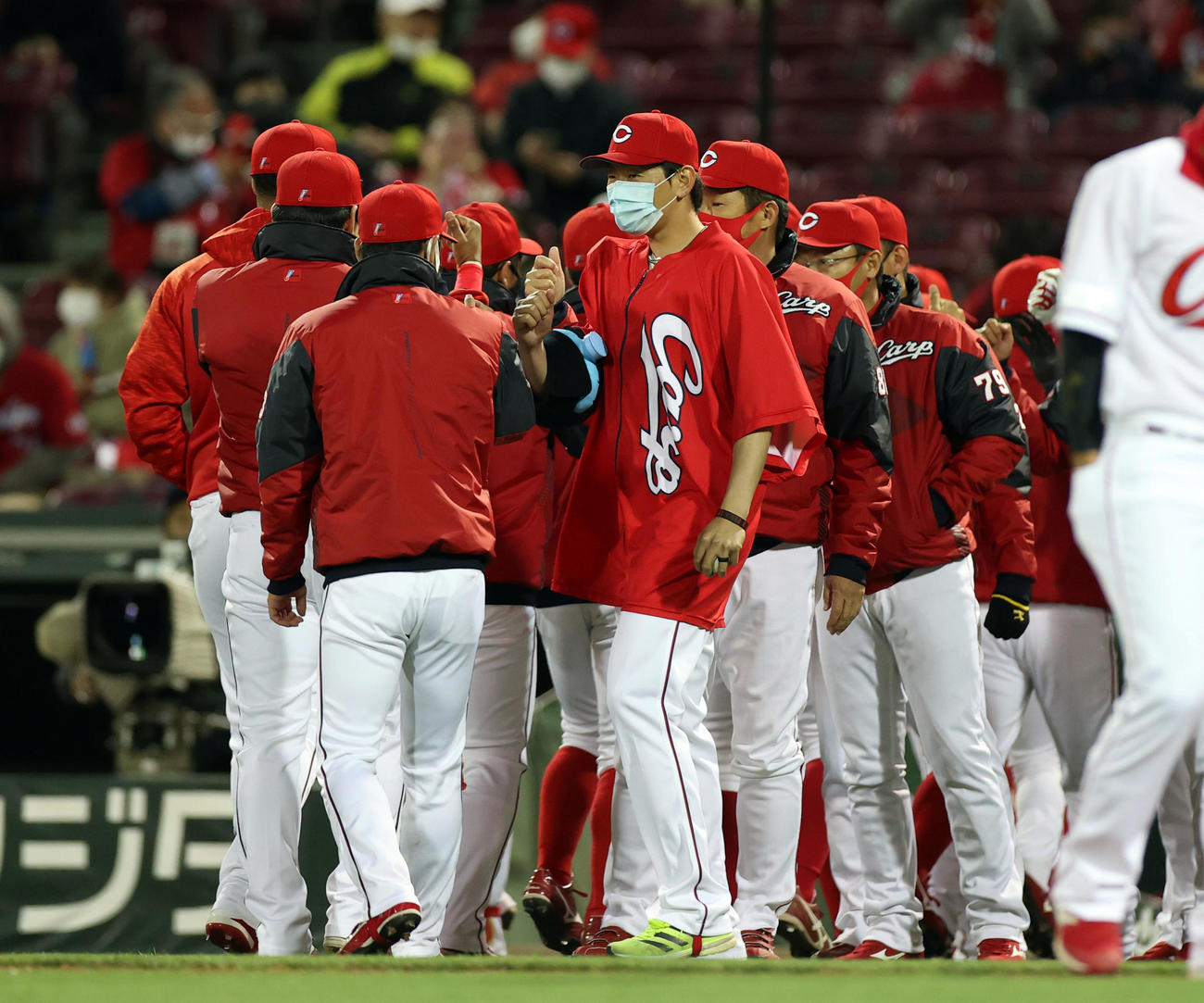 広島対巨人　試合後、チームメートを迎える大瀬良（中央）（撮影・狩俣裕三）