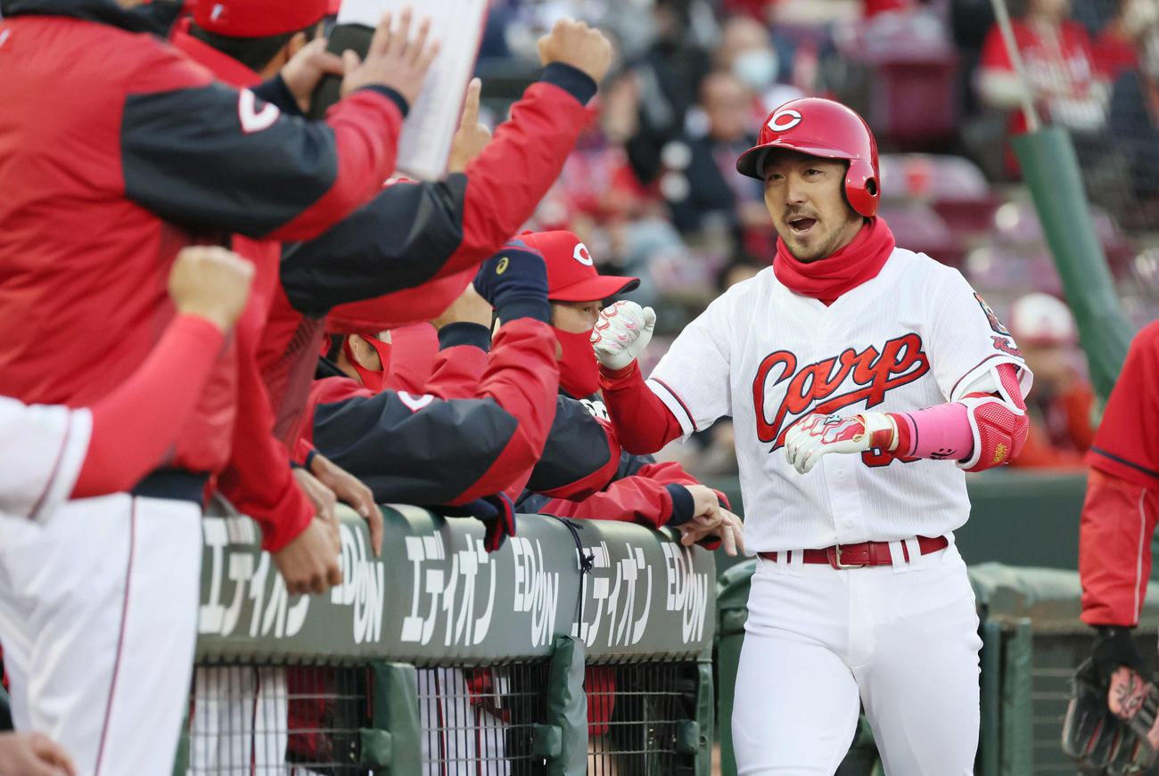 プロ野球広島対巨人　1回裏広島無死、菊池涼介は先制左中間越え本塁打を放つ（撮影・加藤孝規）
