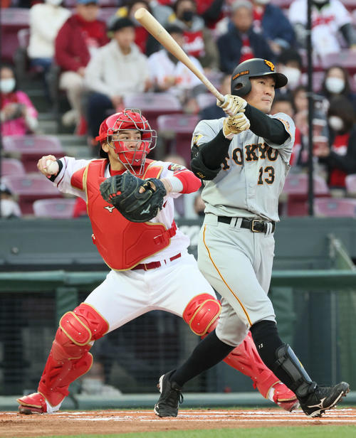 プロ野球広島対巨人　1回表巨人1死一塁、打者・梶谷隆幸の時、松原聖弥の二盗を阻止する会沢翼（撮影・加藤孝規）