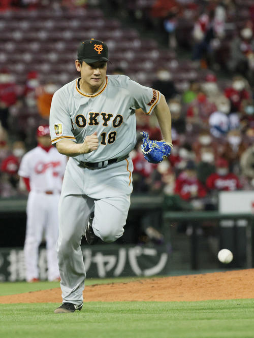 プロ野球広島対巨人　5回裏広島無死、田中広輔の内野ゴロで、一塁ベースカバーに入る菅野智之（撮影・加藤孝規）