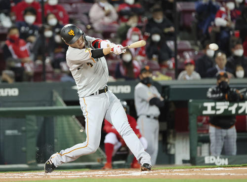 プロ野球広島対巨人　6回表巨人無死、坂本勇人は左前打を放つ（撮影・加藤孝規）