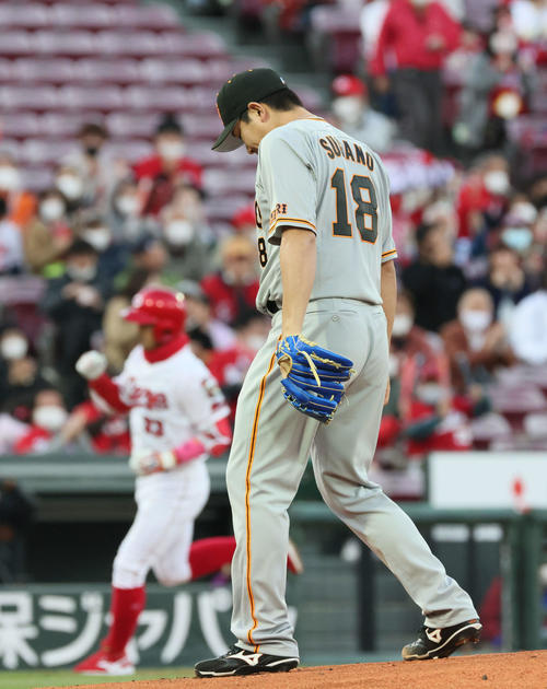 プロ野球広島対巨人　1回裏広島無死、菊池涼介に先制左中間越え本塁打を打たれた菅野智之（撮影・加藤孝規）