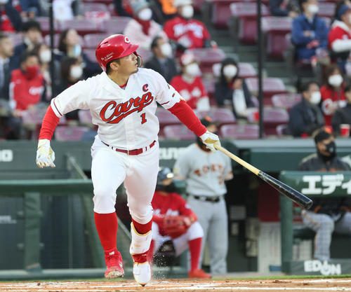 プロ野球広島対巨人　1回裏広島2死、鈴木誠也は左中間越え本塁打を放つ（撮影・加藤孝規）