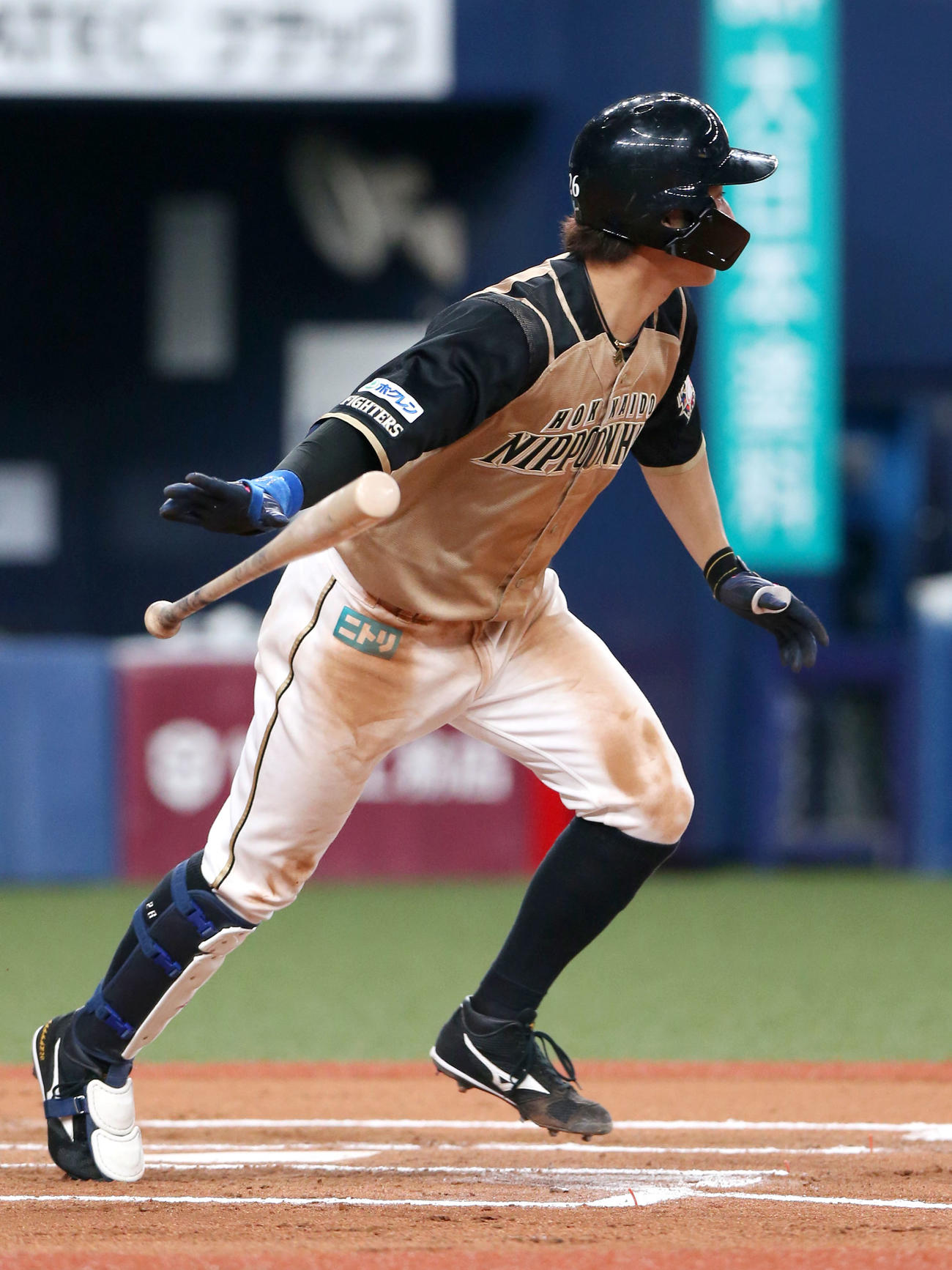オリックス対日本ハム　6回表日本ハム2死一塁、浅間は左前打を放つ（撮影・上山淳一）
