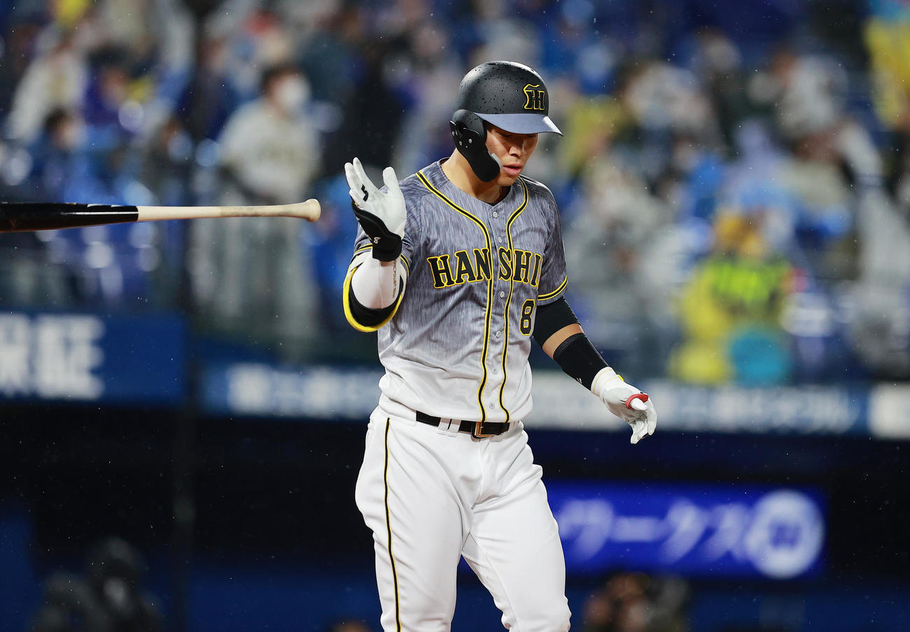 DeNA対阪神　6回表阪神無死、右越え本塁打を放つ佐藤輝（撮影・野上伸悟）