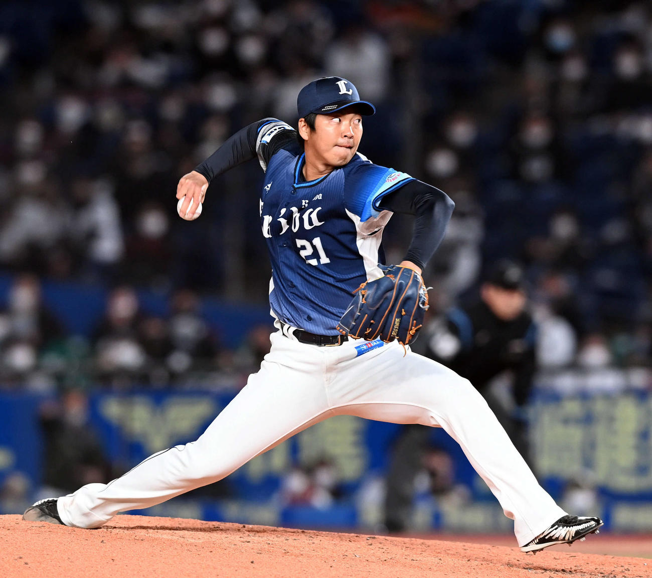ロッテ対オ西武　7回からマウンドに上がった西武十亀（影・たえ見朱実）