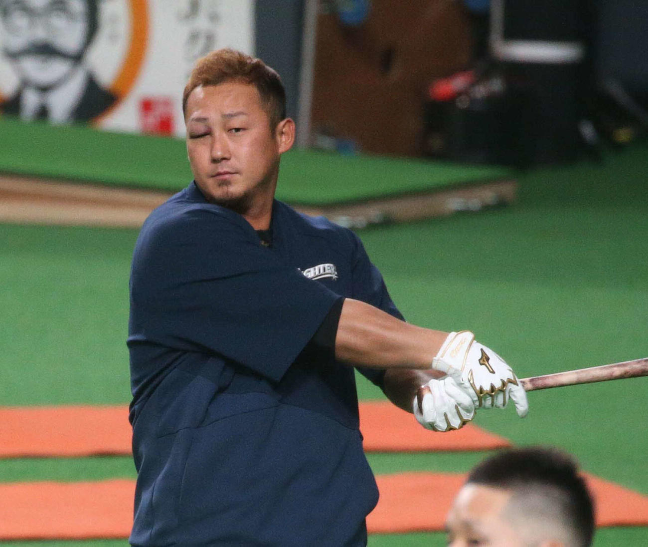 8日の日本ハム対ソフトバンク　右目を腫らし練習する中田（撮影・黒川智章）