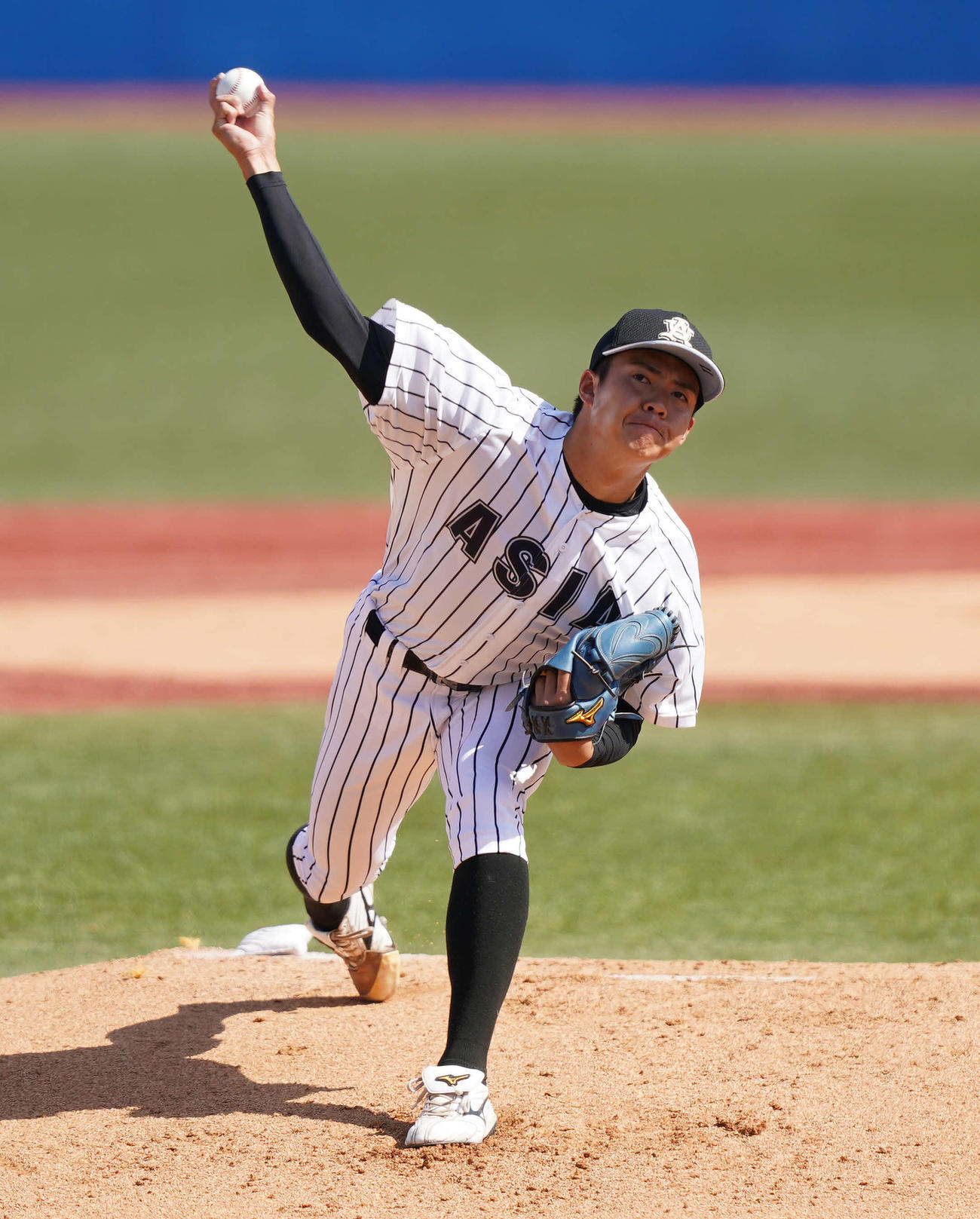 中大対亜大　先発し力投する亜大・松本健（撮影・鈴木みどり）