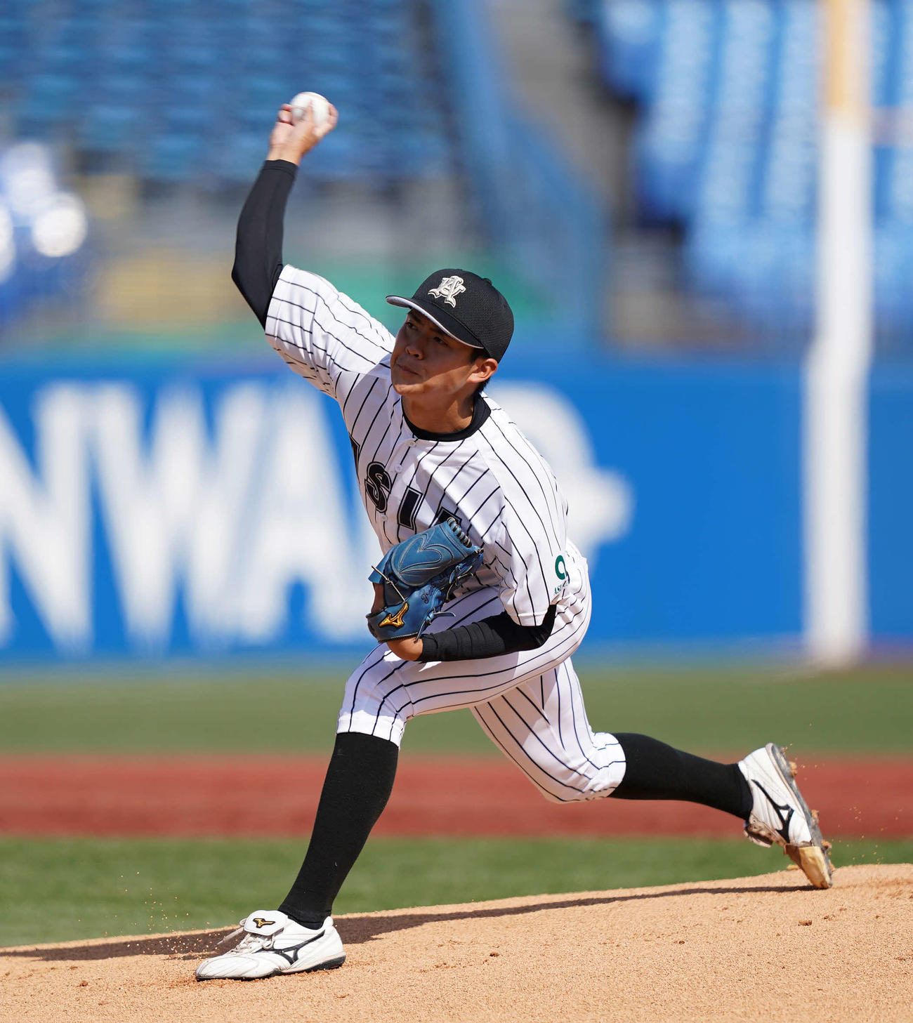 中大対亜大　先発し力投する亜大・松本健（撮影・鈴木みどり）