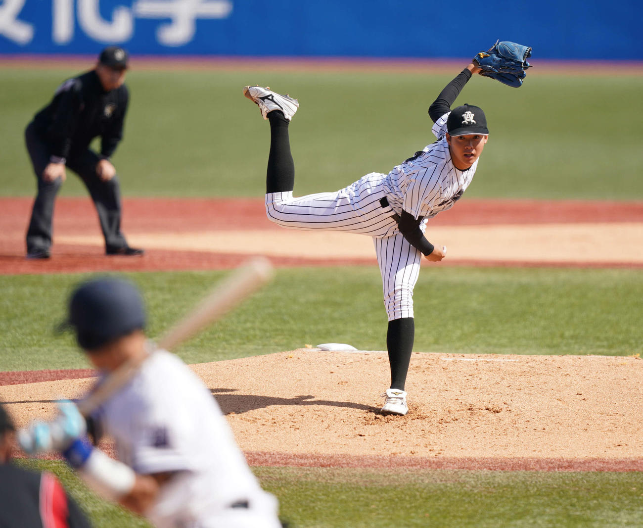 中大対亜大　先発し力投する亜大・松本健（撮影・鈴木みどり）