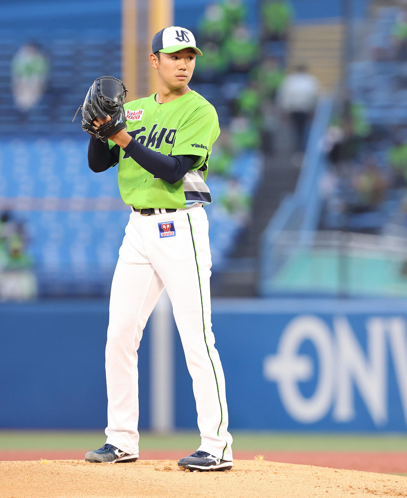 1回のヤクルト奥川のセットポジション時のグラブ位置（撮影・垰建太）