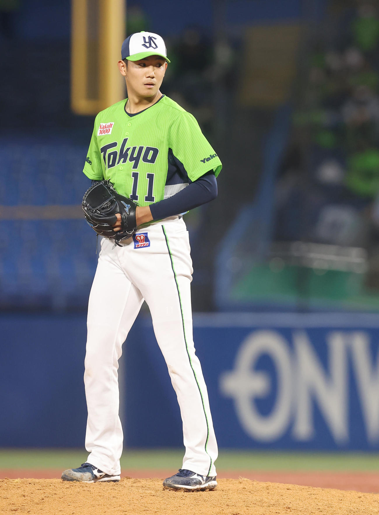 5回のヤクルト奥川のセットポジション時のグラブ位置（撮影・垰建太）
