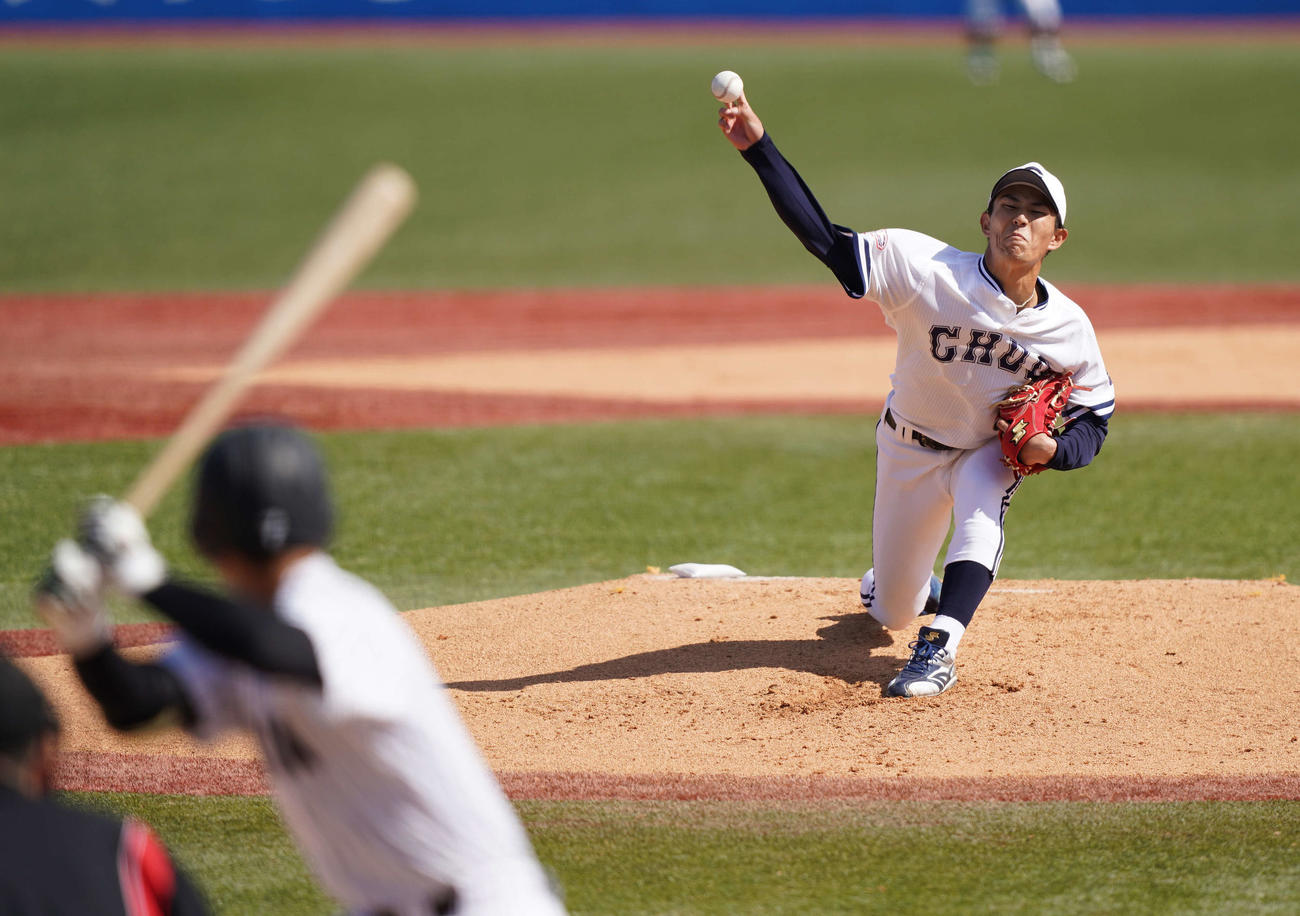中大対亜大　先発し力投する中大・皆川（撮影・鈴木みどり）