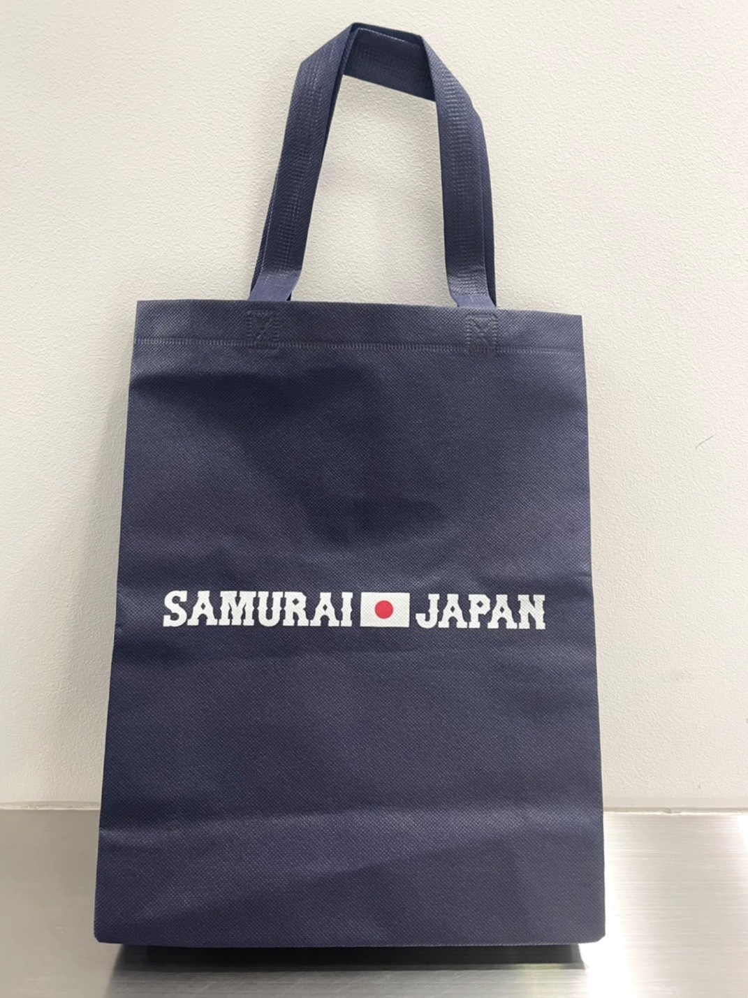「侍ジャパンナイター」として開催される14日中日戦（東京ドーム）で先着5000人の来場者にプレゼントされる「侍ジャパントートバッグ」（球団提供）