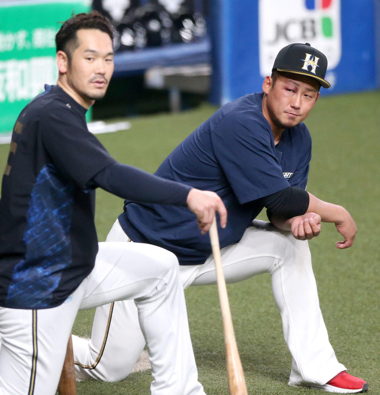 オリックス対日本ハム　試合前、中田（右）と話すT－岡田（撮影・上山淳一）