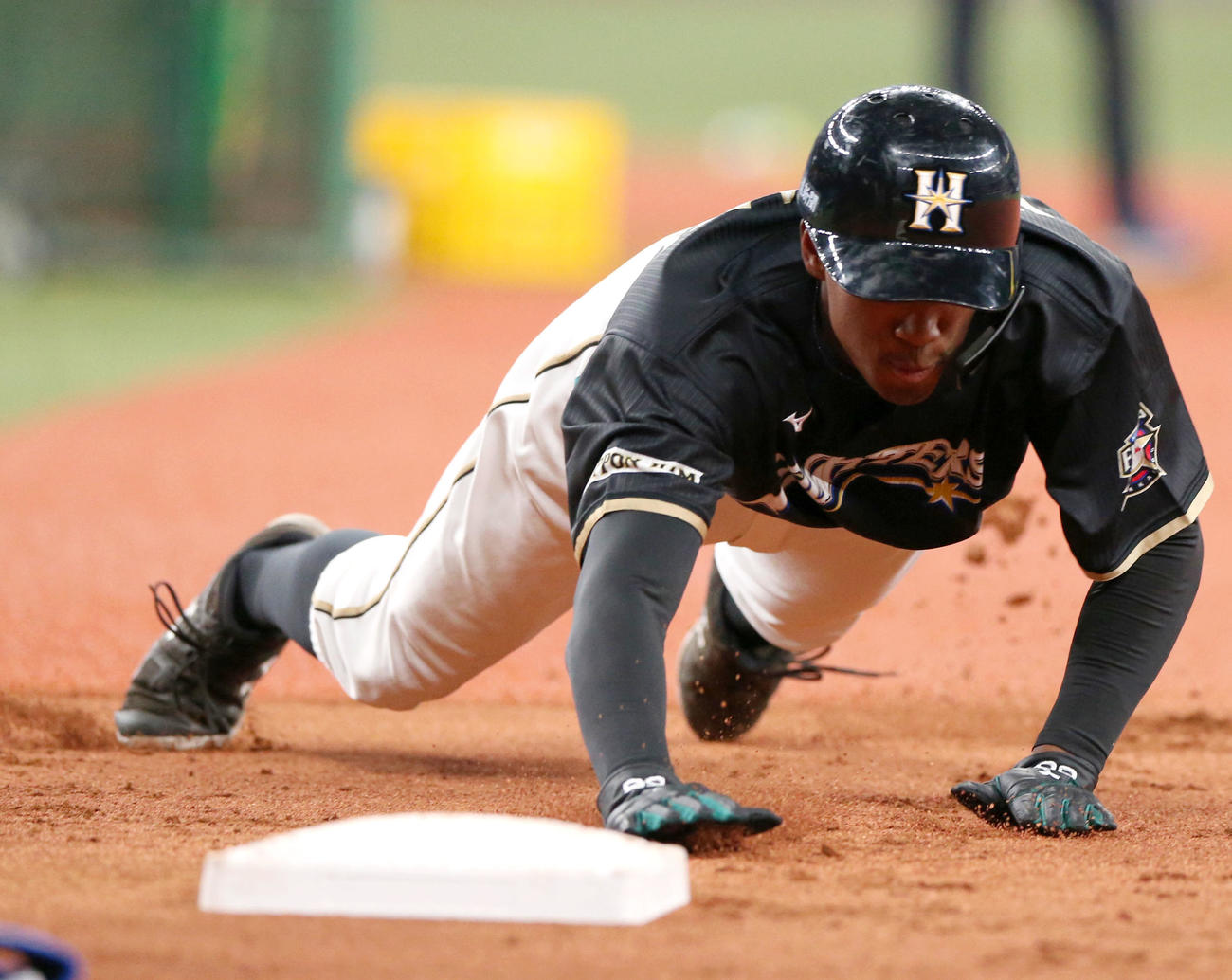 オリックス対日本ハム　試合前、走塁練習する万波（撮影・上山淳一）