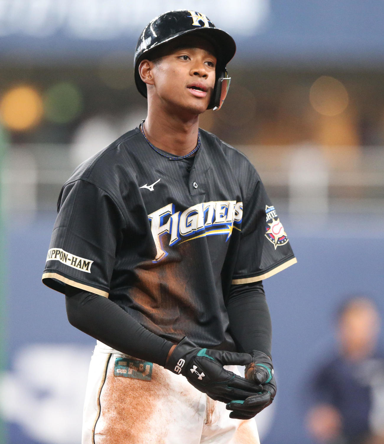 オリックス対日本ハム　試合前、走塁練習でユニホームを汚す万波（撮影・上山淳一）