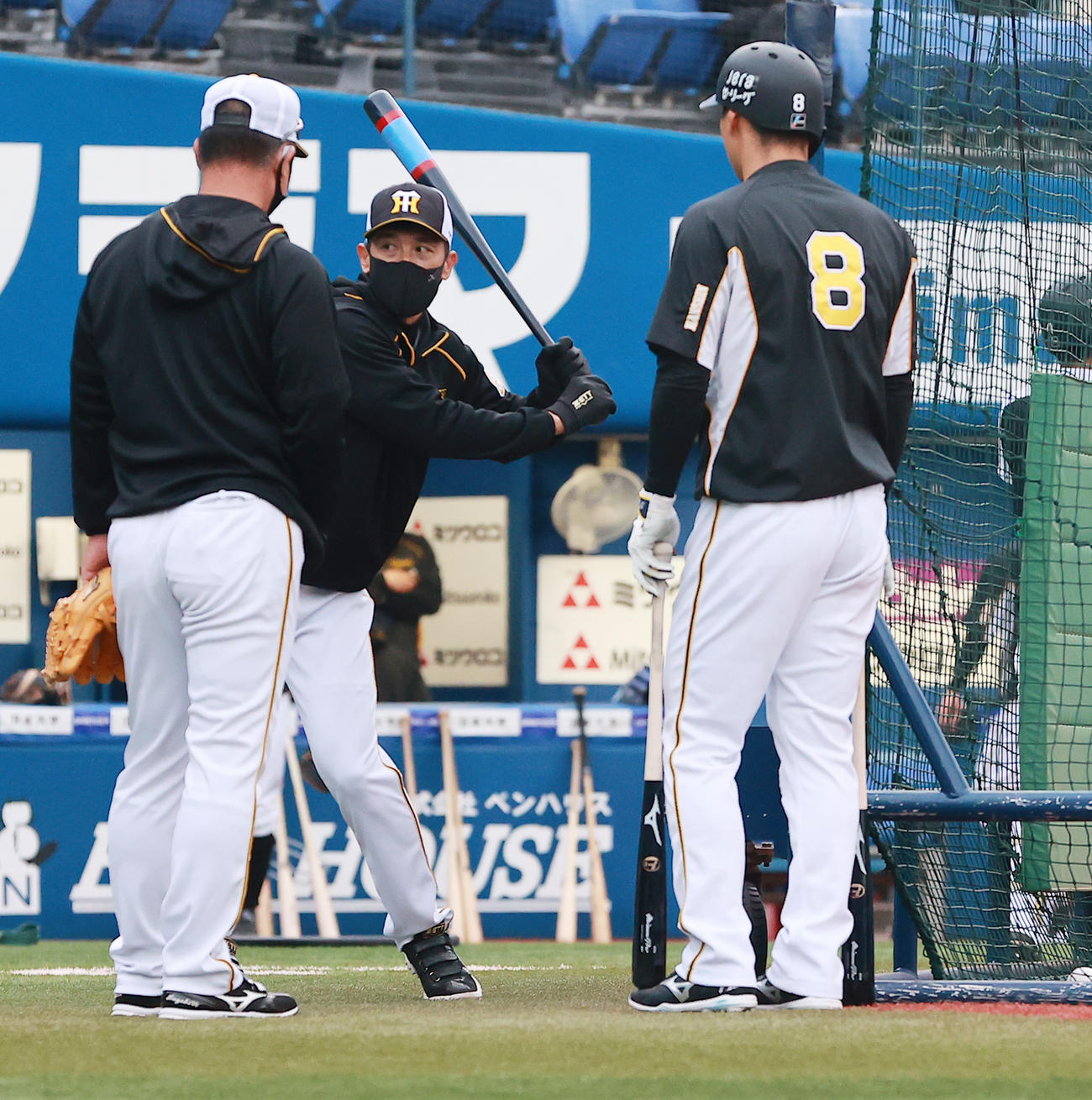 DeNA対阪神　佐藤輝（右）に打撃指導をする阪神矢野監督。左は井上ヘッドコーチ（撮影・野上伸悟）