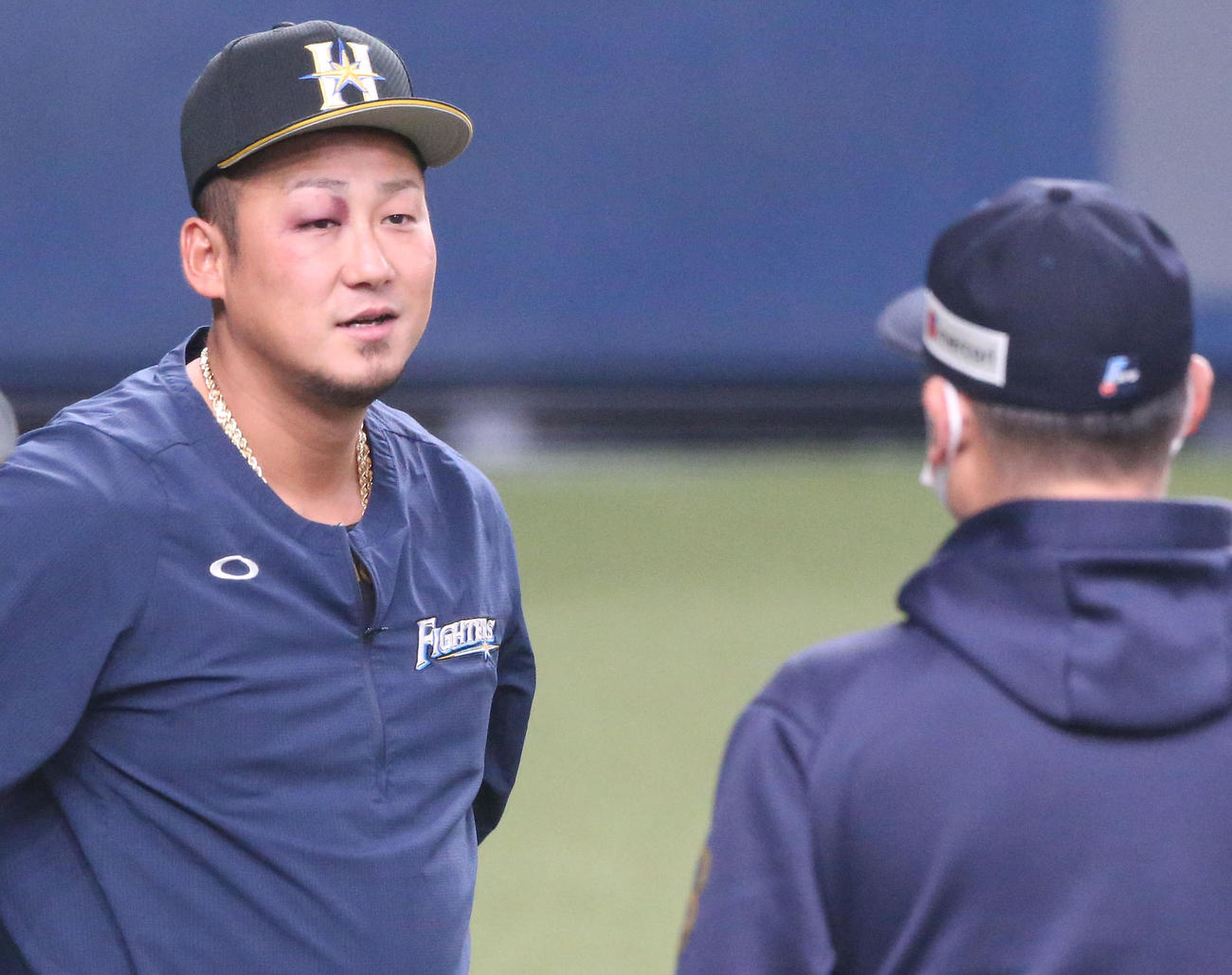 オリックス対日本ハム　試合前、オリックス中嶋監督（手前）と話す中田（撮影・上山淳一）