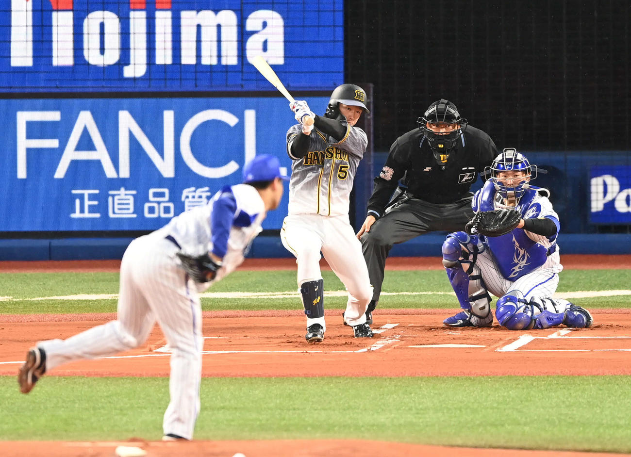DeNA対阪神　1回表阪神無死、近本は左前打を放つ。投手浜口（撮影・山崎安昭）