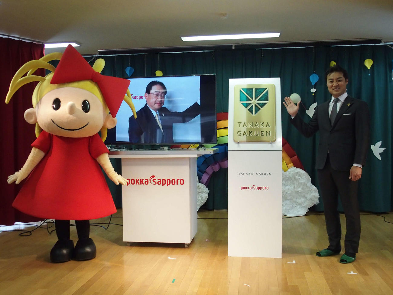 田中学園の校章を披露する日本ハム田中スペシャルアドバイザー（右）と連携協定を締結したポッカサッポロフード＆ビバレッジ征矢社長（中央）（撮影・中島宙恵）
