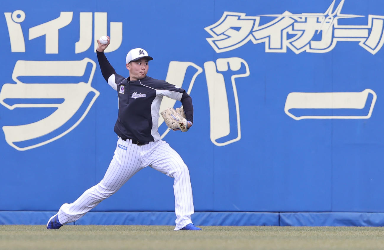 ロッテ対西武　試合前、投球練習するロッテ横山（撮影・垰建太）