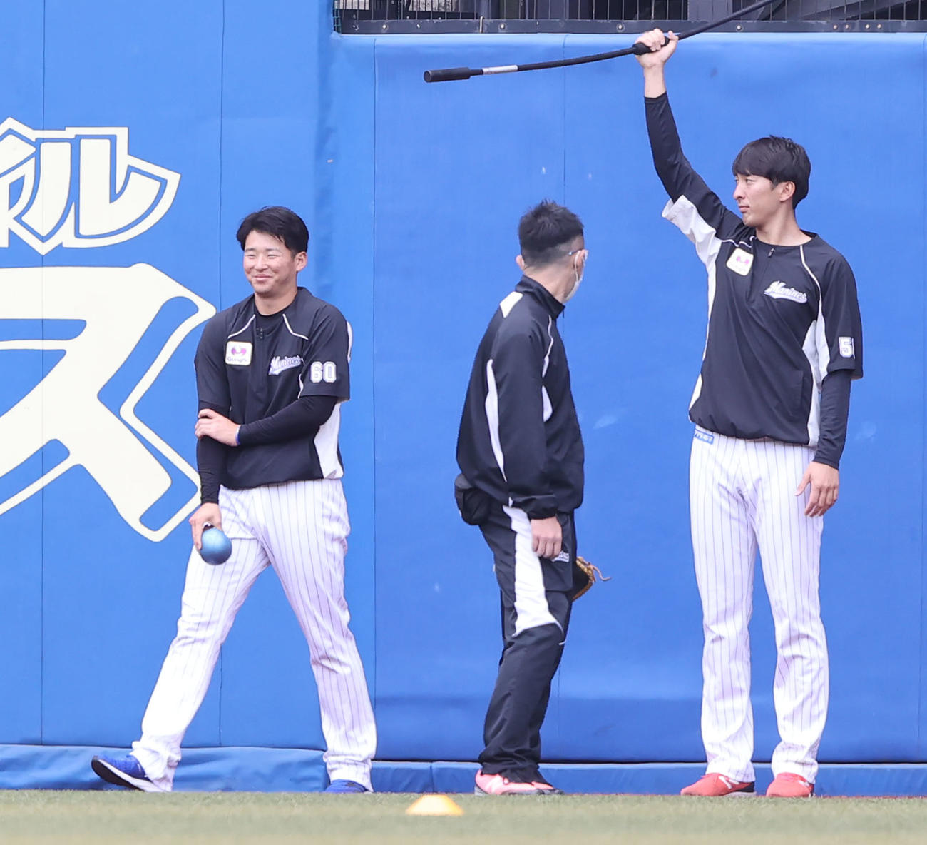 ロッテ対西武　試合前練習中、笑顔を見せるロッテ横山（左）。右は河村（撮影・垰建太）