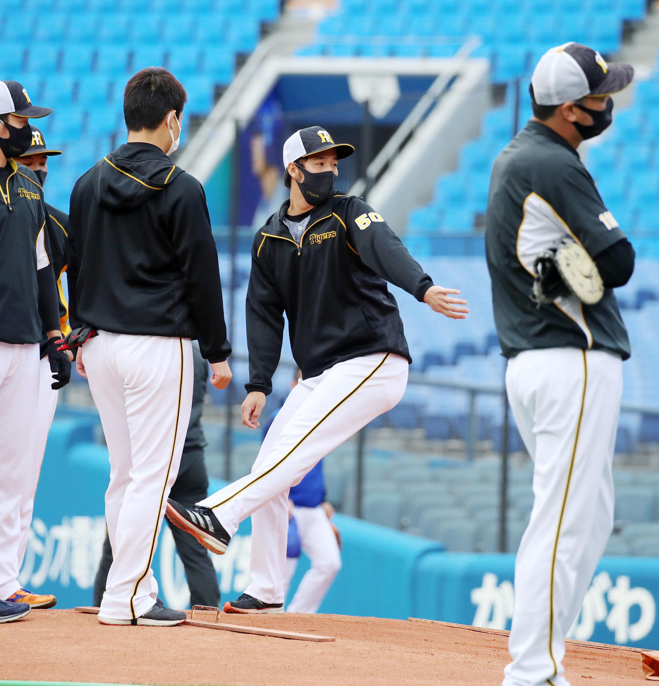 DeNA対阪神　横浜スタジアムのマウンドをチェックする青柳（撮影・加藤哉）