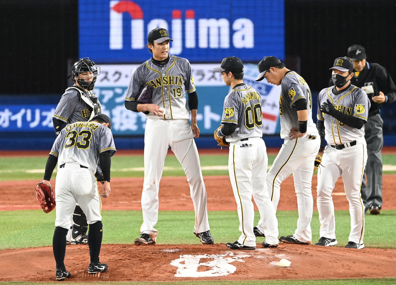 DeNA対阪神　3回裏DeNA1死満塁、藤浪（左から3人目）はマウンドでチームメートに声をかけられる（撮影・山崎安昭）