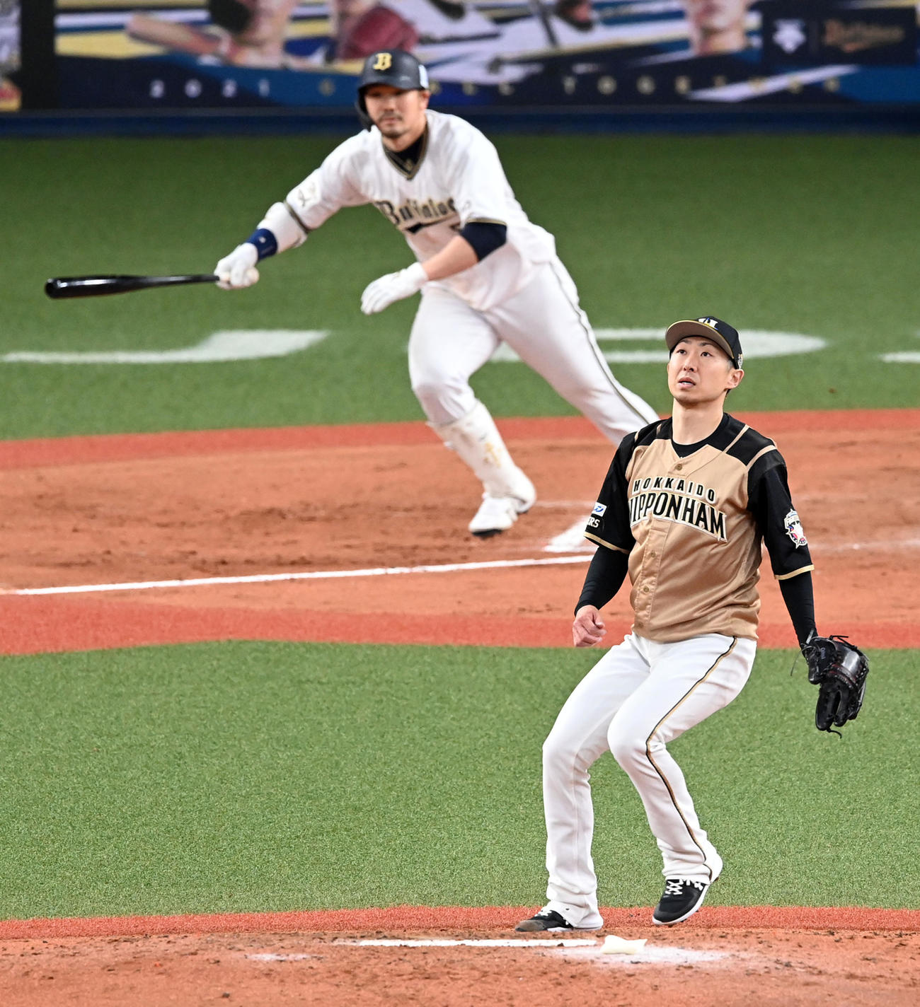 オリックス対日本ハム　7回裏オリックス1死二塁、T－岡田に先制の中適時二塁打を打たれた金子（撮影・前岡正明）