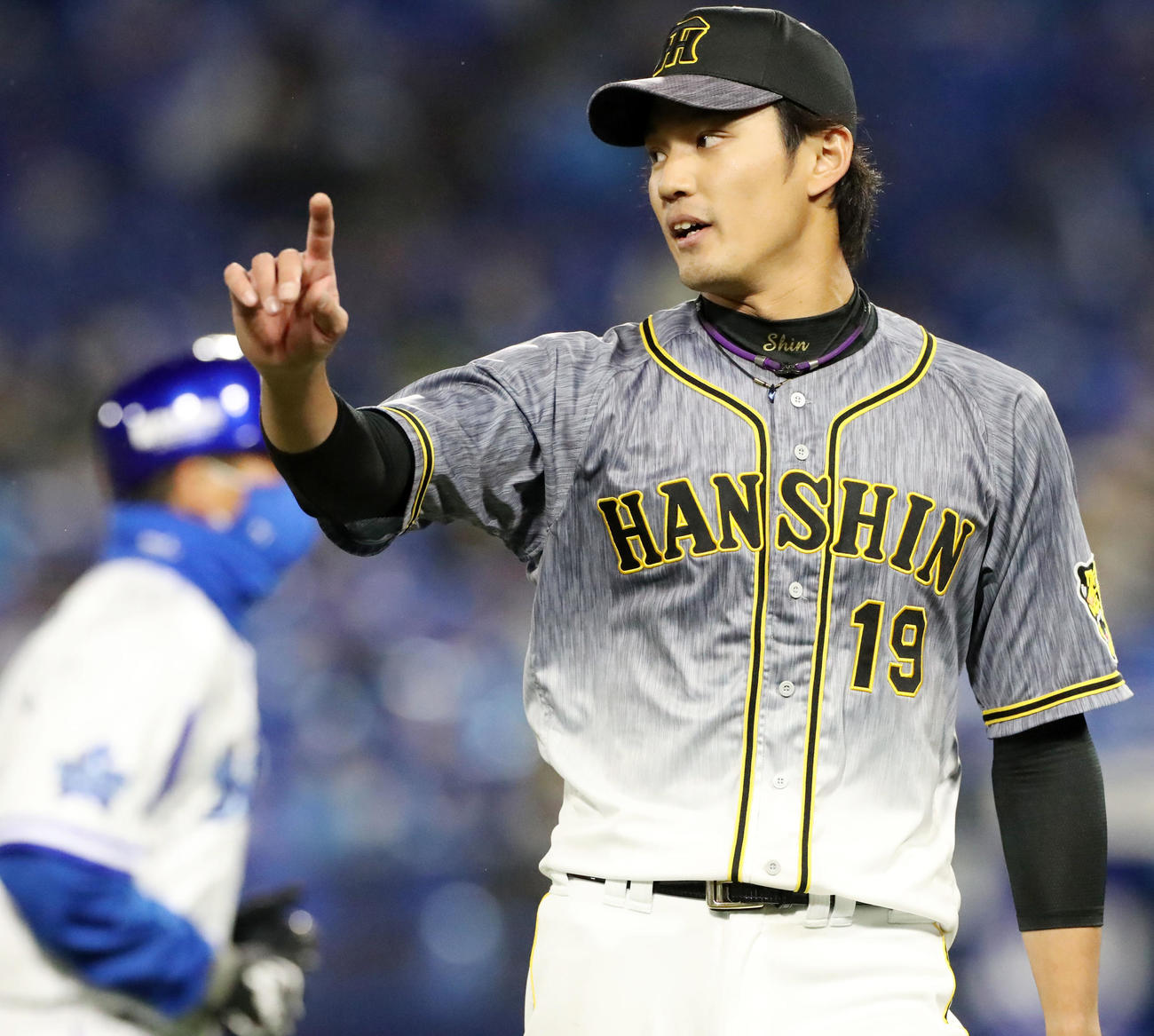 DeNA対阪神　7回裏の登板を終え指を立てる藤浪（撮影・加藤哉）