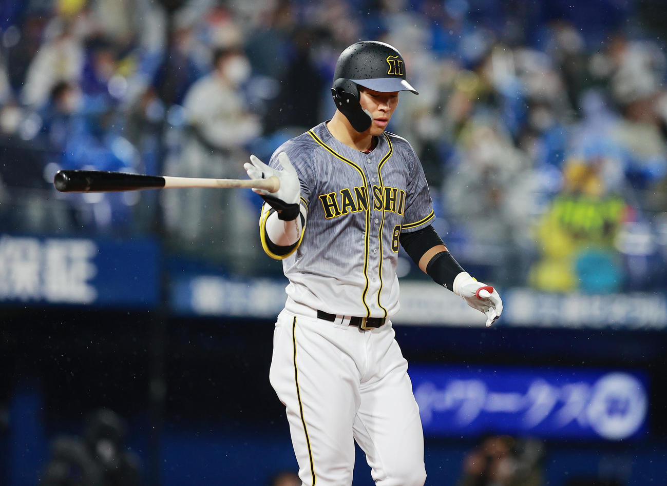 DeNA対阪神　6回表阪神無死、右越え本塁打を放つ佐藤輝（撮影・野上伸悟）