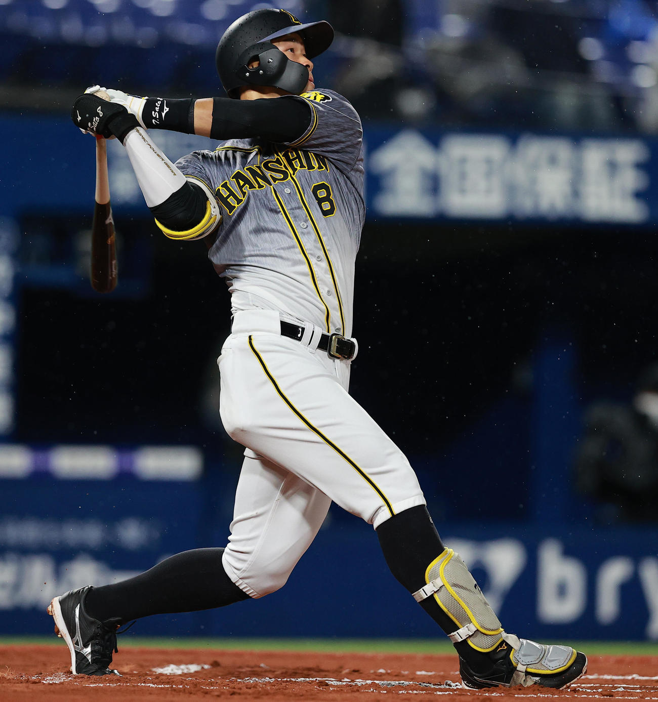 DeNA対阪神　6回表阪神無死、右越え本塁打を放つ佐藤輝（撮影・野上伸悟）