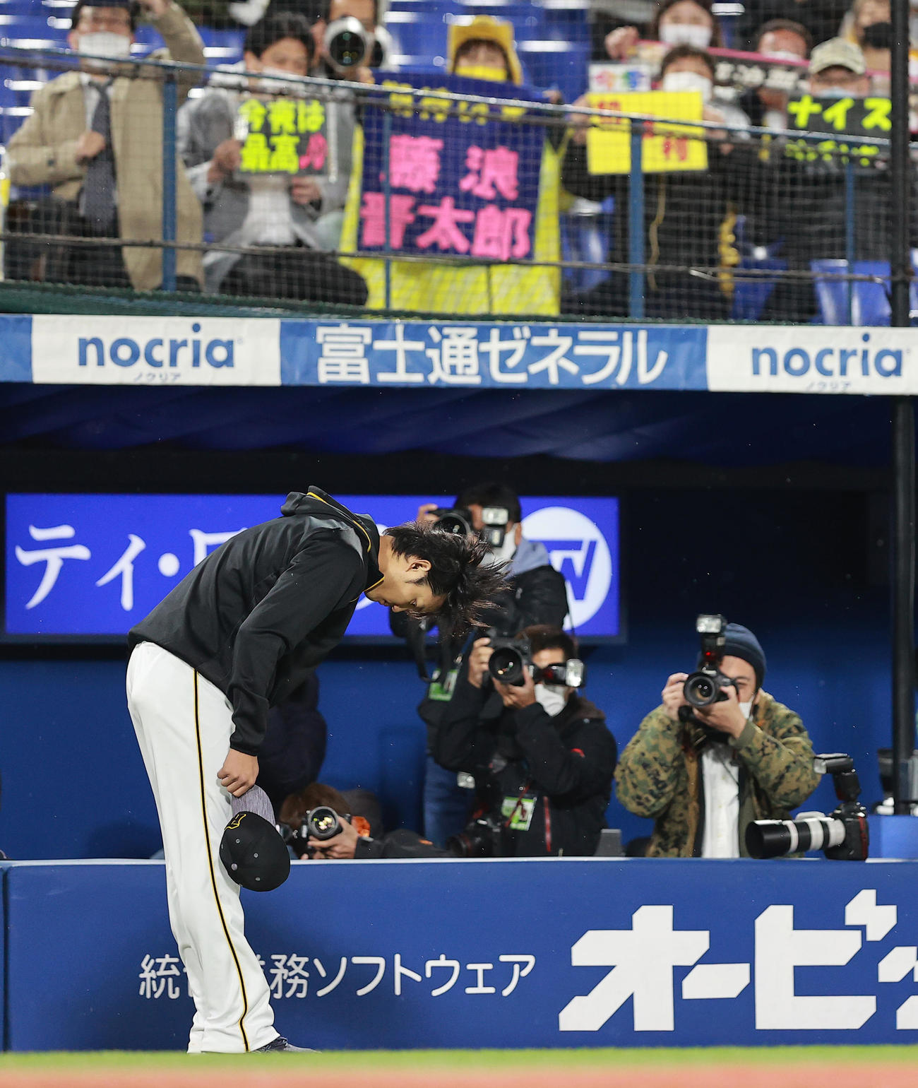 DeNA対阪神　今季初勝利を挙げた阪神藤浪はヒーローインタビューを終えファンに感謝（撮影・野上伸悟）