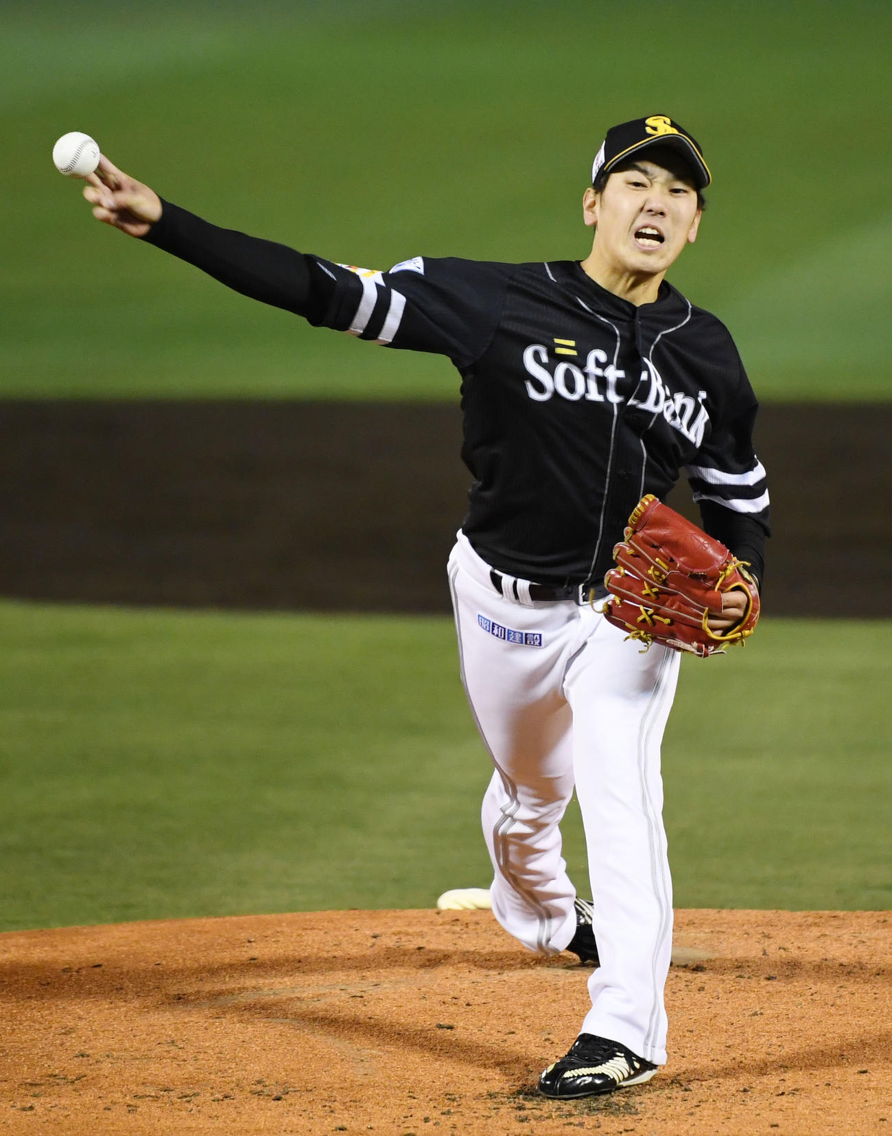楽天対ソフトバンク　力投するソフトバンク先発の石川（撮影・横山健太）